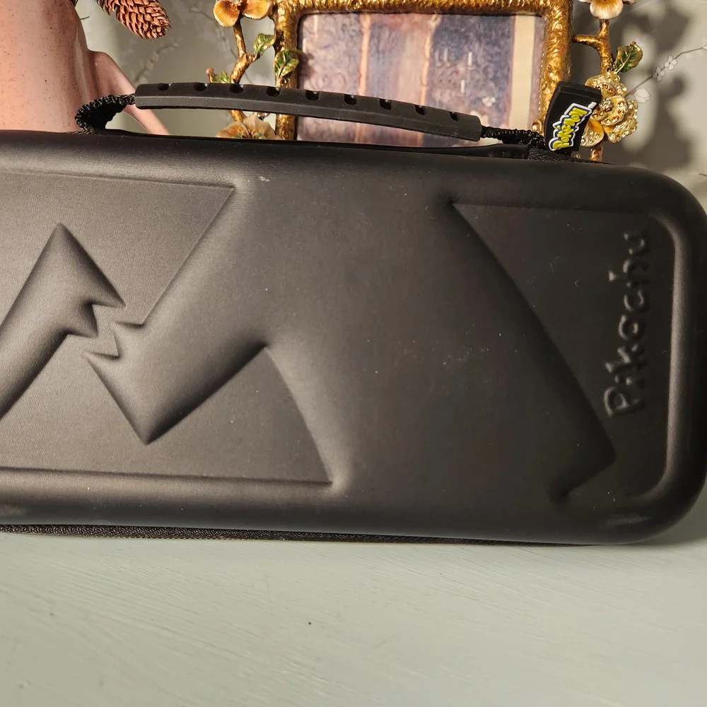 Nintendo Switch Pokémon Deluxe Travel Case Pikachu rubber logo Clamshell Zip